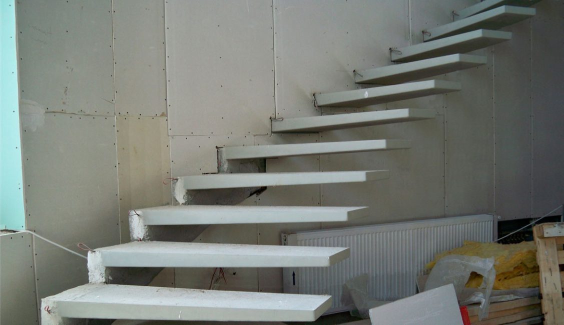 Montering av en utkraget trapp laget av betong