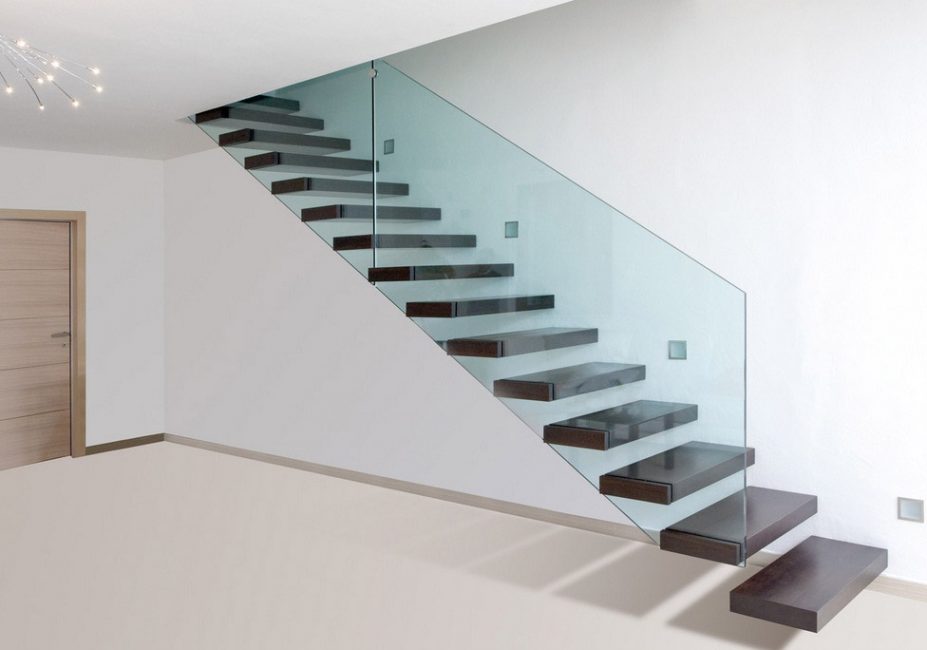 Kombinasjon av glass og tre i en cantilever trapp design