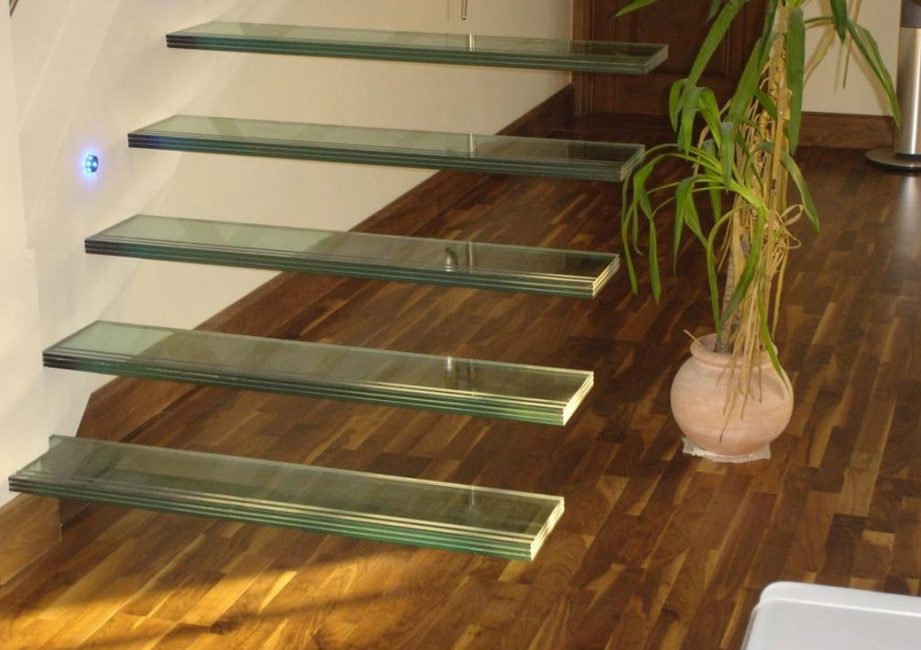 גרם מדרגות זכוכית עם קיבוע שלוחה לקיר