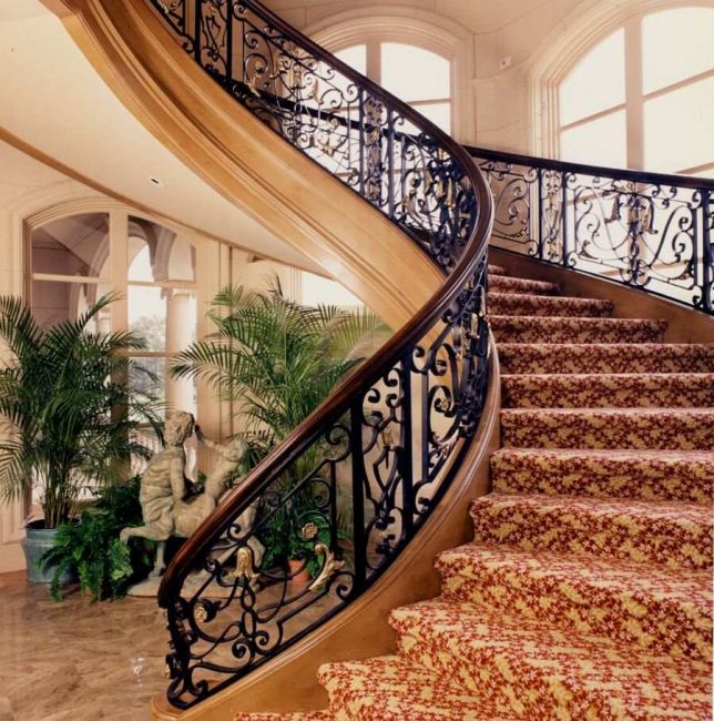 Kombinasjonen smiing, tre og teppe i utformingen av trappene
