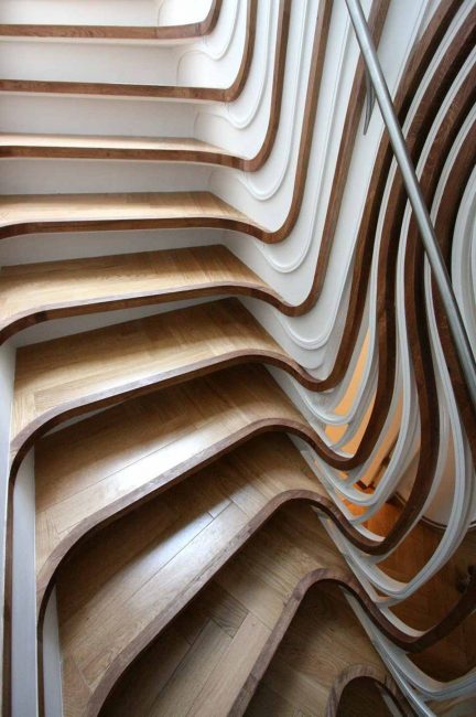 Leseno stopnišče z asimetričnimi letvami