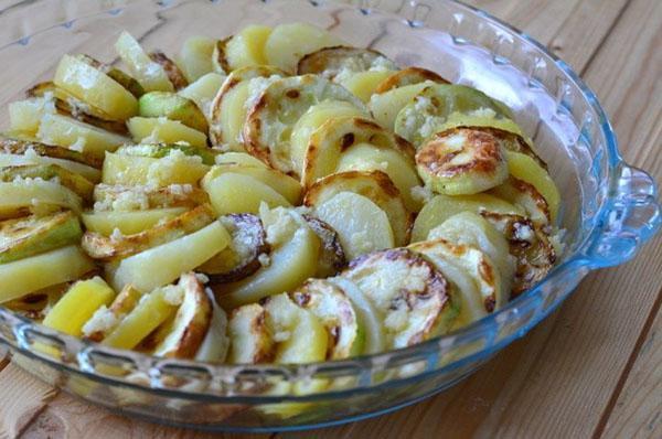 Kartoffeln und Zucchini auslegen
