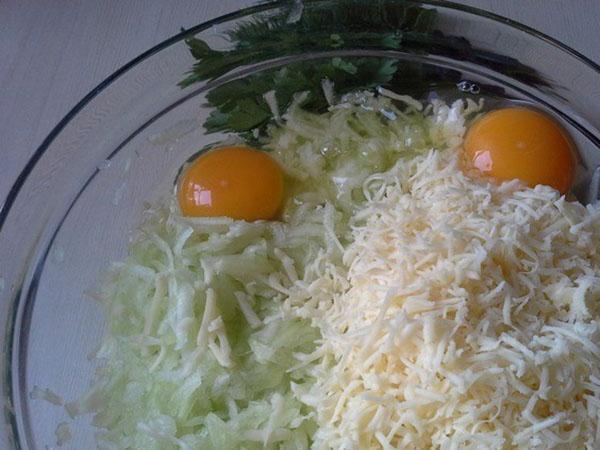Zucchini mit Eiern und Käse mischen