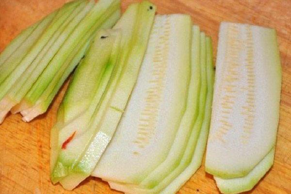 Zucchini in dünne Scheiben schneiden