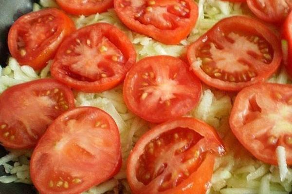 Tomaten hacken und Auflauf garnieren