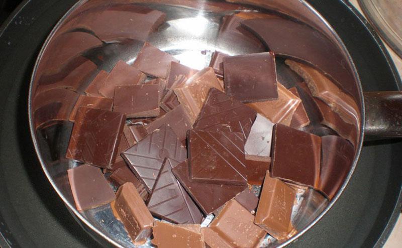 rozpustit čokoládu