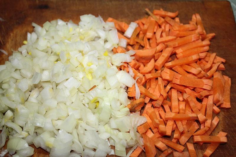 Zwiebeln und Karotten hacken