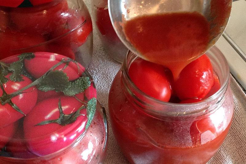 die Tomaten mit heißem Saft übergießen