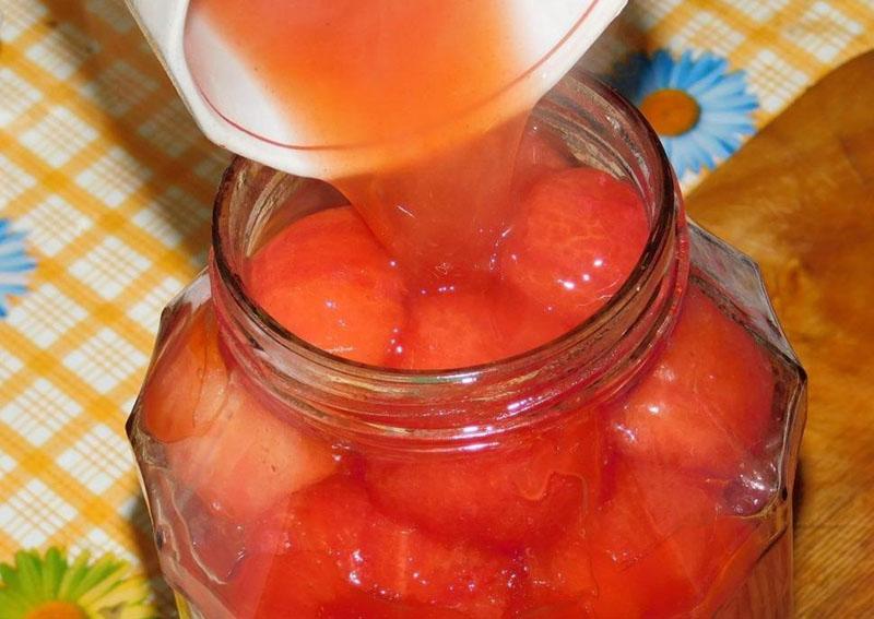 Tomatensauce gießen