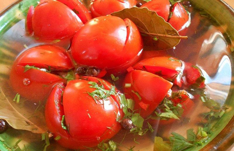 gefüllte Tomaten im eigenen Saft