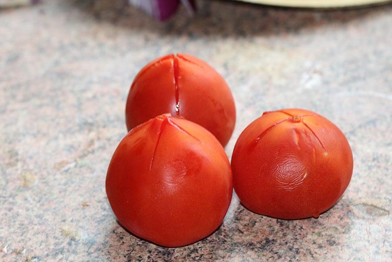 Tomaten zum Füllen vorbereiten