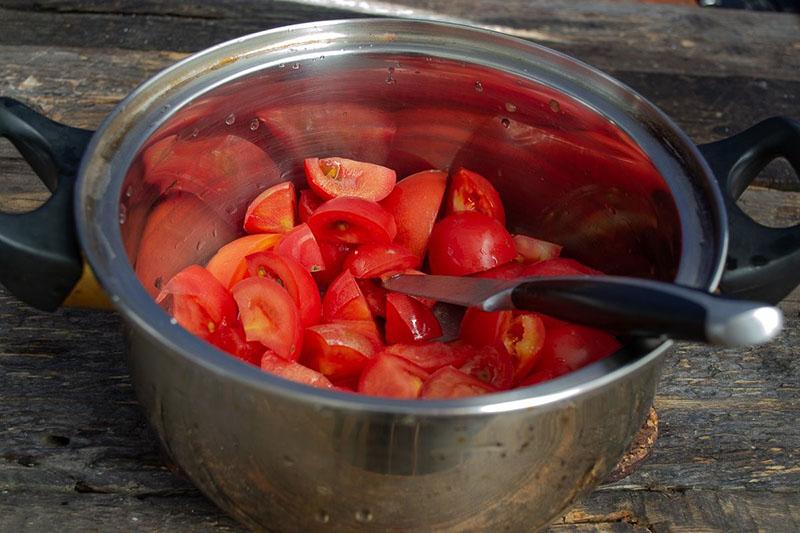 uvaříme nakrájená rajčata