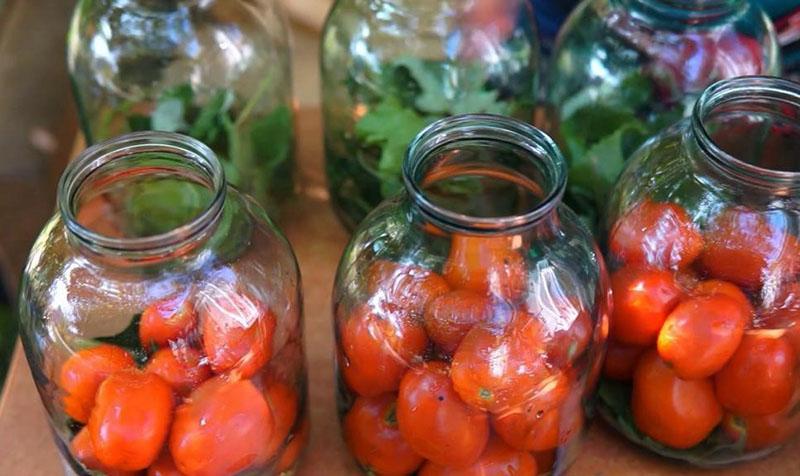 naplňte sklenice kořením a rajčaty