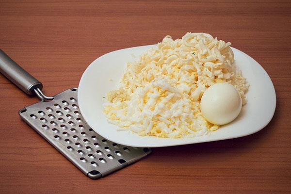 nastrouhat sýr a vejce