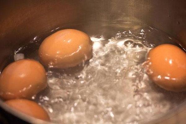 vařit vejce