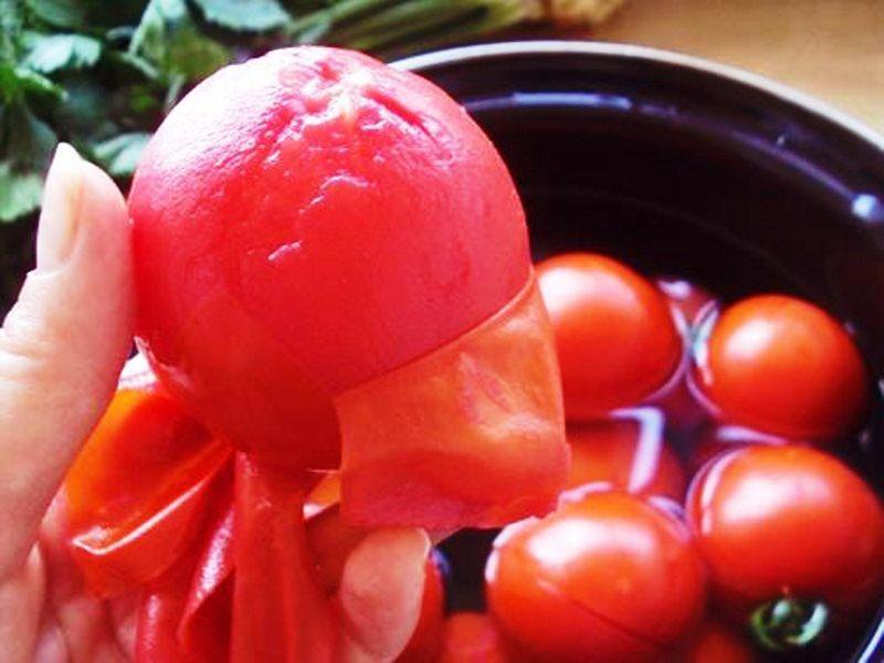 oloupejte rajčata