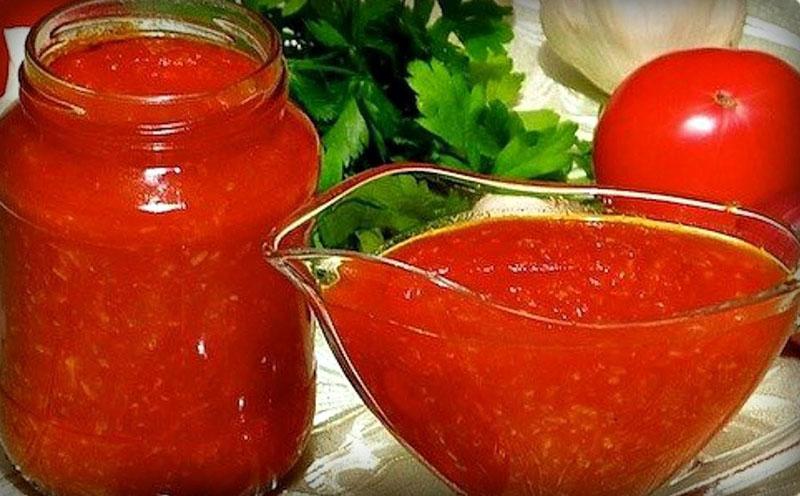 aromatická chutná rajčatová omáčka