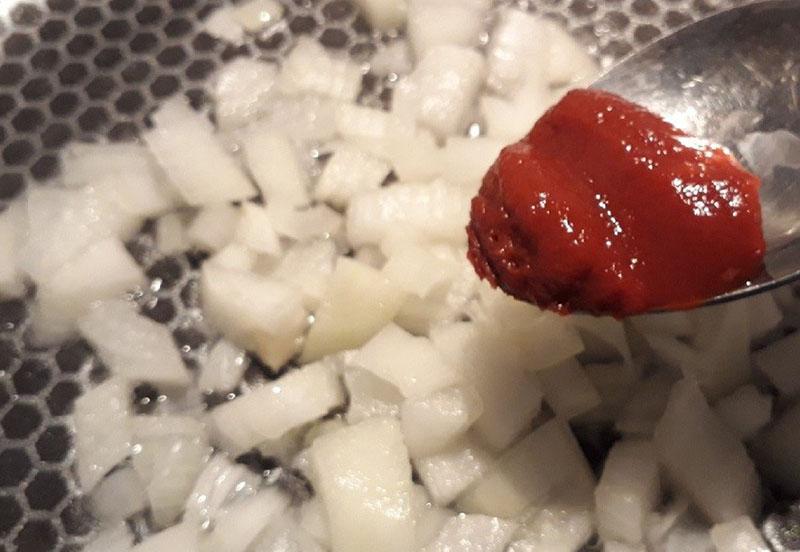 orestujte cibuli s rajčatovým protlakem