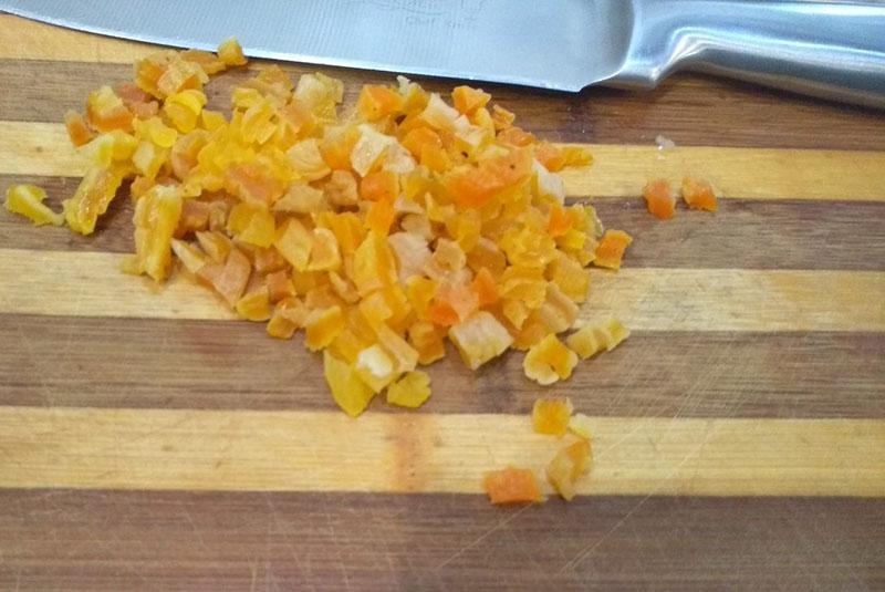 getrocknete Aprikosen und Orangenschale hacken