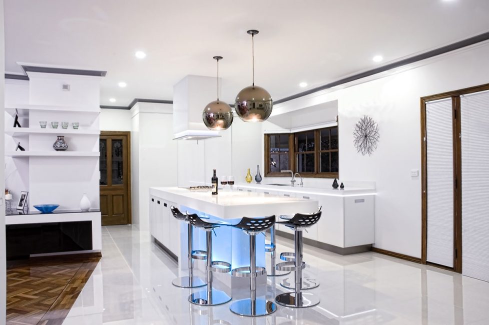 A iluminação da cozinha ajuda a estabelecer as bases para uma cozinha confortável