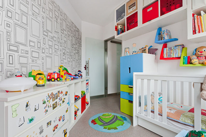 Arrangemang av möbler i en liten barns icke-standardiserade layout