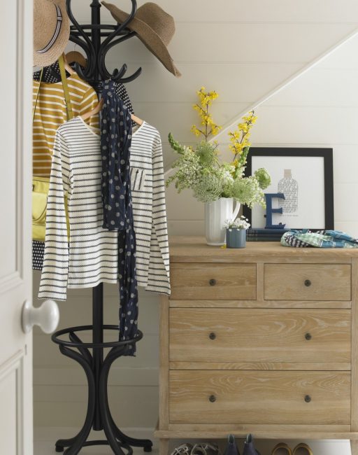Ακόμα και σε ένα μικρό διάδρομο, μπορείτε να βάλετε μια κρεμάστρα δαπέδου και μια συρταριέρα για ρούχα