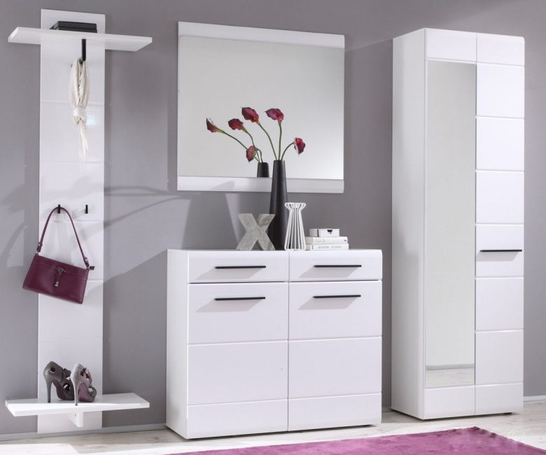 Den vita färgen på snygga möbler kan betonas med ljusa accenter