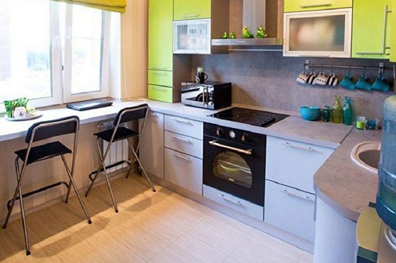Funkčnosť malej rohovej kuchyne - okenný parapet ako súčasť kuchynskej zostavy