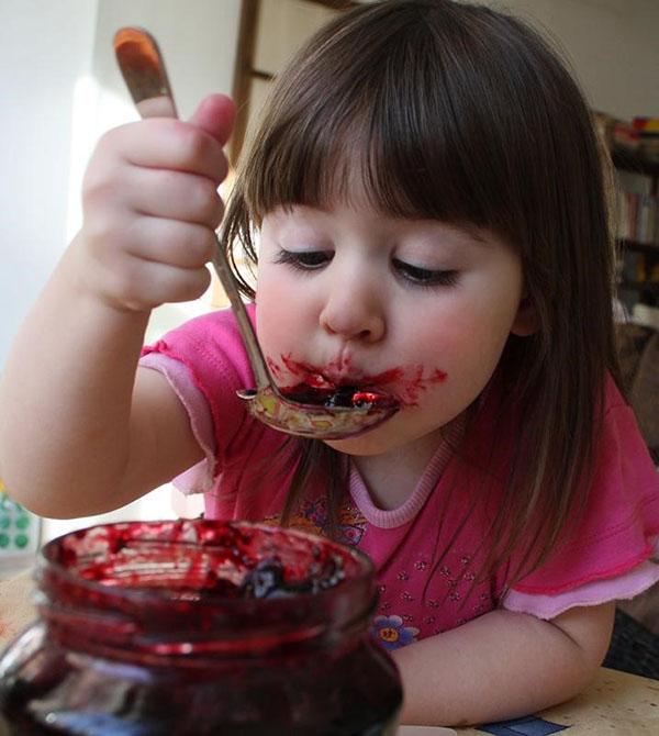 dívka jí malinový džem