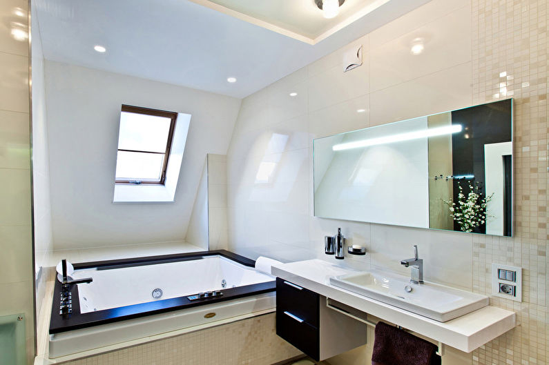 Podkrovný dizajn interiéru kúpeľne - foto