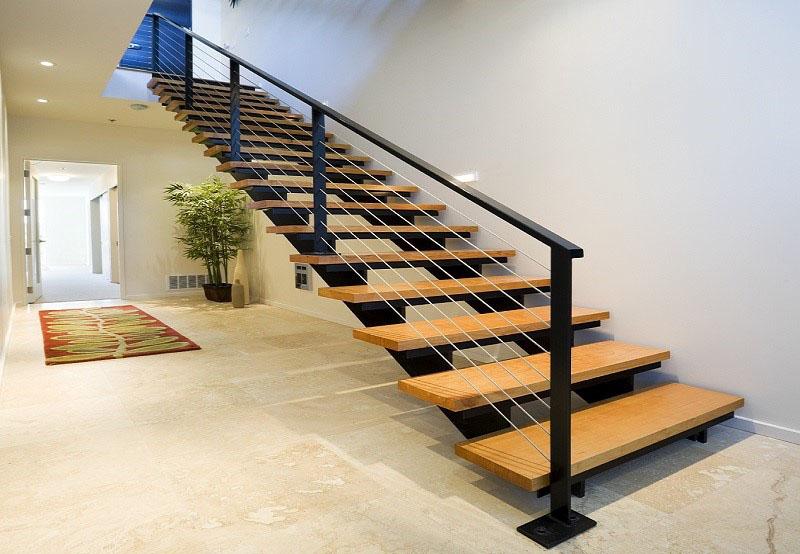 kovové schody s dřevěnými schůdky