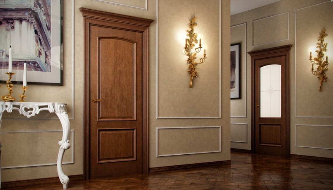 Neutralny kolor przy drzwiach – najczęściej jest to naturalne drewno