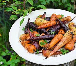 Teller mit bunten Karotten