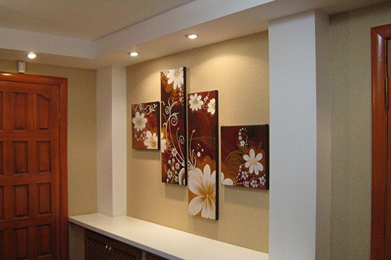 Pinturas modulares no interior do corredor