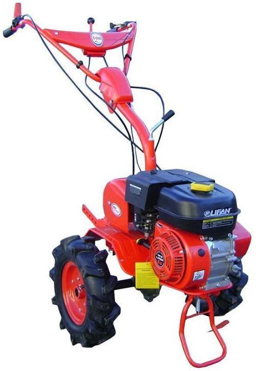 Pro pojezdový traktor Salute jsou použity motory různých výkonů