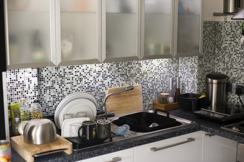 Cozinha Art Nouveau com azulejos de vidro com mistura de cores preto, branco e cinza