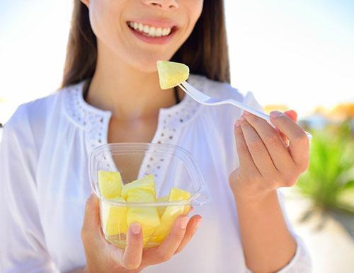 Konzervovaný ananas by se neměl konzumovat během kojení