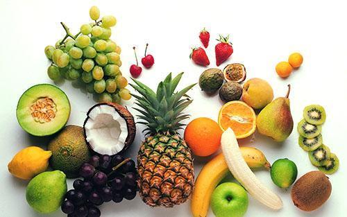 Ananas je součástí stravy spolu s dalším ovocem a bobulemi.