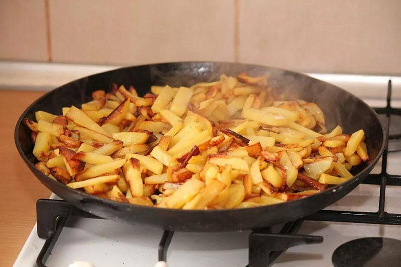 Kartoffeln in einer gusseisernen Pfanne anbraten