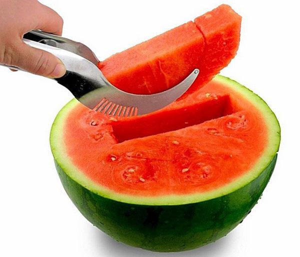 Wir nehmen ein ordentliches Stück Wassermelone heraus