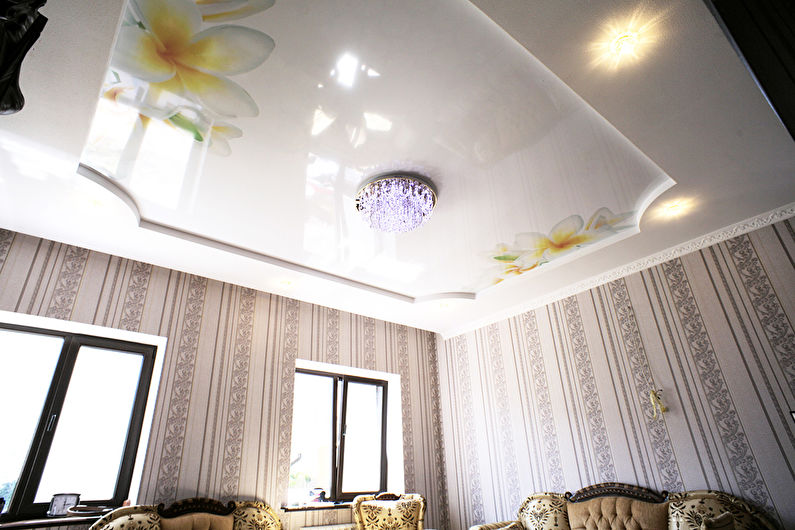 Lesklý strečový strop v hale (obývačka) - Kvety