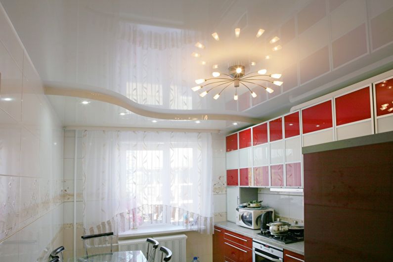 Hvitt glanset strekkloft på kjøkkenet - foto