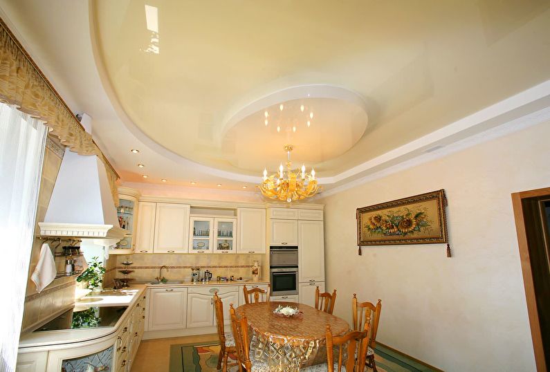 Beżowy błyszczący sufit napinany w kuchni - zdjęcie