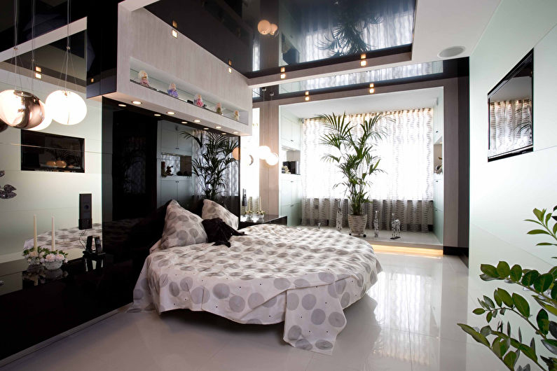 Czarny błyszczący sufit napinany w sypialni - zdjęcie