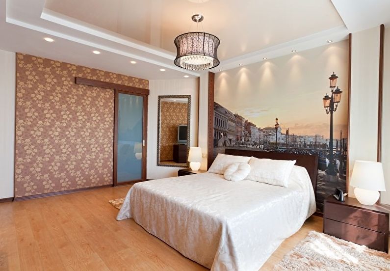 Beżowy błyszczący sufit napinany w sypialni - zdjęcie