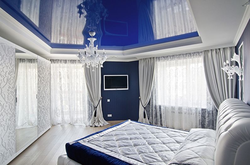 Niebieski błyszczący sufit napinany w sypialni - zdjęcie