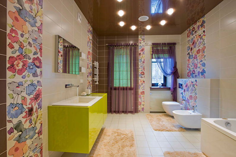 Brązowy błyszczący sufit napinany w łazience - zdjęcie
