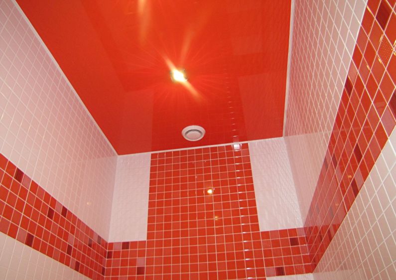 Červený strečový strop v kúpeľni - foto