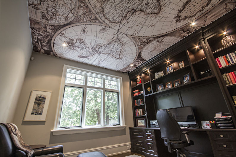 Stretch strop s potlačou fotografií v interiéri domácej kancelárie