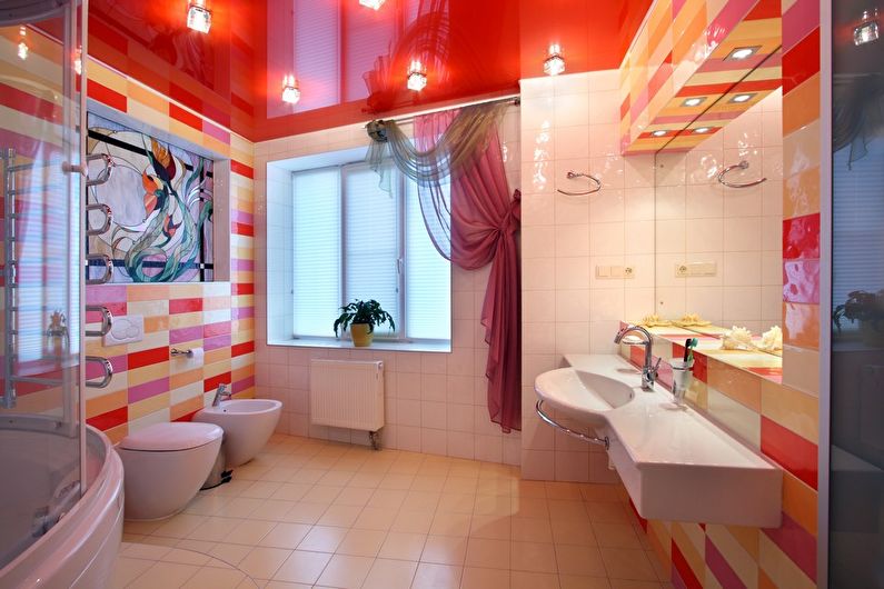 Červený lesklý strečový strop v kúpeľni - foto